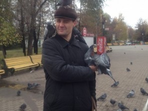 Голуби и человек в парке Пушкина в Челябинске