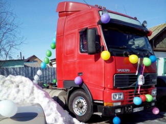 Свадьба в Копейске приехала на роспись на грузовике Volvo