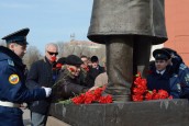 На Площади разведчиков в Челябинске возложили красные гвоздики к памятнику Исхаку Ахмерову