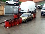 В Магнитогорске мусоровоз заблокировал баками легковушку