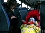 Автобус протащил 100 метров ребенка вниз головой в зажатой коляске
