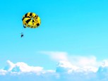 В Челябинске парашютист-романтик прыгнул с высотки, держа в руках цветы
