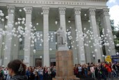 300 белых шаров в небо - в память о Беслане