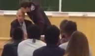 Студент поцеловал 77-летнего преподавателя публично в лоб. За 3 тысячи рублей