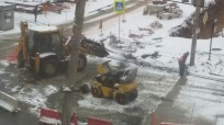 Скоро приедет Путин: дорожники спешно выкладывают асфальт прямо в снег