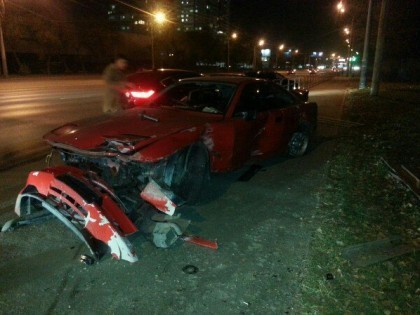 Красный BMW снес ограждение тротуара. Водитель сбежал