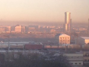 Жители Челябинска жалуются на рыжий дым, смог и запах гари