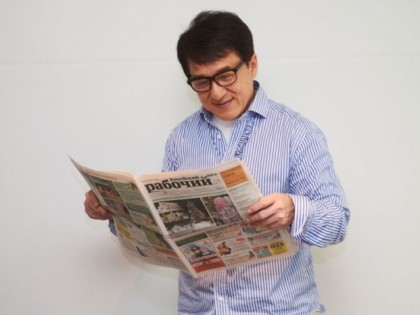 Джеки Чан читает газету «Копейский рабочий»