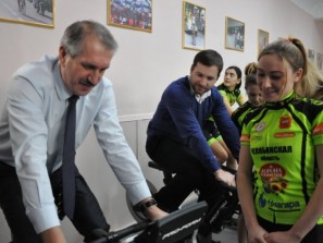 Министр спорта Леонид Одер открыл новый тренажерный зал Копейской велошколы