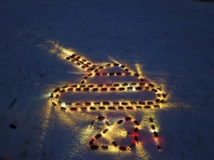 Флэшмоб в Озерске 23 февраля. Машины выстроились в форме светящегося танка