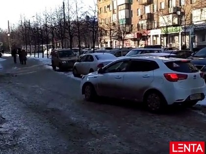 ГИБДД Челябинска ведет расследование по незаконным парковкам на тротуарах. По публикации Lentachel.ru