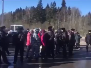 Протестующих в Волоколамске задерживает ОМОН