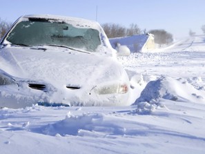 Полицейские спасли семью, попавшую на автомобиле в глубокий снежный занос