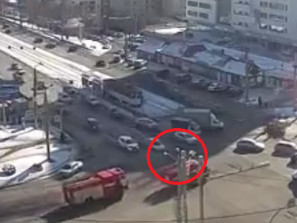 Легковой автомобиль влетел в пожарную машину в Челябинске (видео)