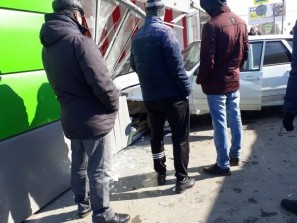 Водитель на ВАЗе врезался в киоск в Тракторозаводском районе