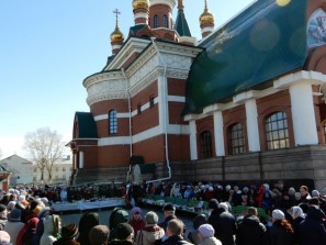 Освятили куличи возле храма в Челябинске