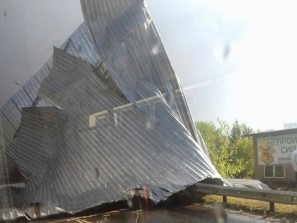 Ураган сорвал крышу с жилого дома