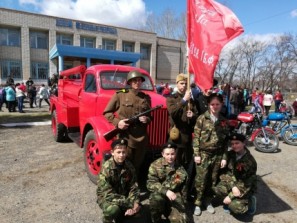 Спасатели Троицка проехали на ретро-автомобиле в честь Дня Победы