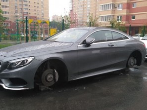 Колеса с Mercedes хоккеиста Глинкина сняли в Челябинске