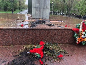 Пьяный мужчина поджег венки на мемориале в Челябинске