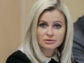 Она голосовала за повышение пенсионного возраста. Депутат Елена Бондаренко