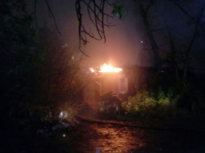 В центре Челябинска пожар уничтожил деревянный дом