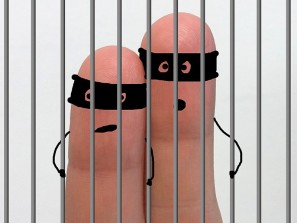 Госдуме предложили запретить клетки для людей в залах судов