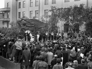 Памятник погибшим выпускникам стоит у первой гимназии в Челябинске