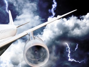 Молния ударила в самолет при заходе на посадку в Сочи