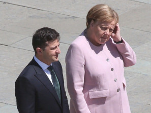 Меркель трясло перед встречей с Зеленским. Зеленский заявил о разногласиях с Берлином.