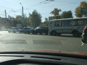 Сразу три машины и маршрутка столкнулись в Челябинске
