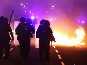 Каталония в огне: Барселону парализовала забастовка, ночь на субботу обещает быть жаркой