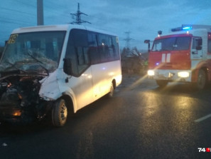 Микроавтобус столкнулся с фургоном в Челябинске. Есть пострадавшие