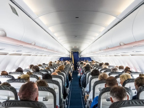 Пять самых опасных в самолете мест назвали микробиологи