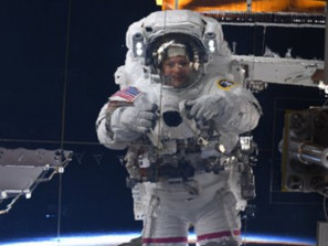 Крутое селфи на фоне Земли сделала астронавт НАСА