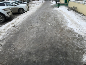 Обледеневшие тротуары в Челябинске возмущают горожан