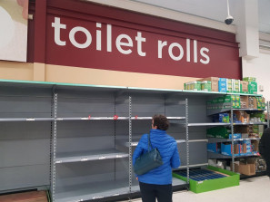 Британские супермаркеты начали борьбу с паническими закупками