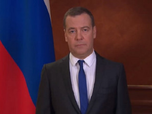 Что происходит в Кремле? Почему с обращением по коронавирусу выступил Медведев, а не Путин?