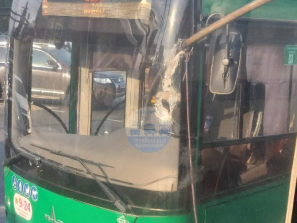 Штанга троллейбуса пробила окно автобуса в центре Челябинска