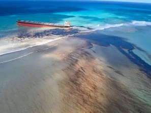Режим ЧС ввели на Маврикии из-за разлива нефтепродуктов