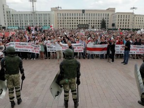 Тысячи белорусов не признают объявленные итоги президентских выборов и митингуют у Дома правительства