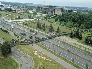 Перед резиденцией Лукашенко силовики перекрыли дорогу тысячам протестующих