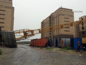 Два башенных крана обрушил ураган в Тюмени