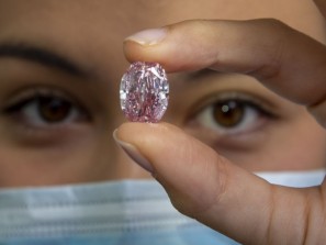 Пурпурно-розовый бриллиант поставил рекорд на аукционе