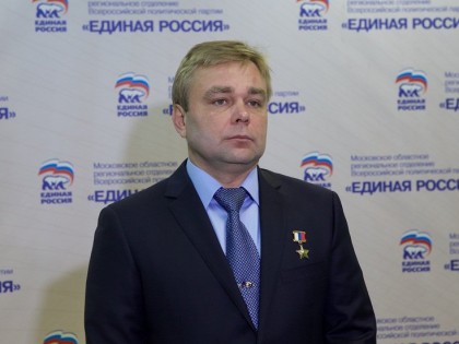 Он голосовал за повышение пенсионного возраста. Депутат Максим Сураев