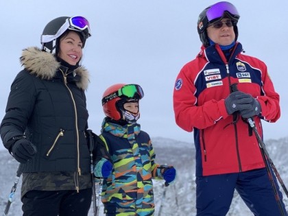 Губернатор Текслер катается с семьей на лыжах