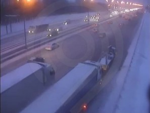 76 километров дорожных заторов: транспортный коллапс возник в Москве из-за снегопада
