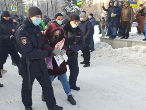 Часть протестующих задержали возле памятника Курчатову