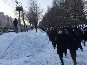Тысячи сторонников Навального в Челябинске прошли намеченным маршрутом
