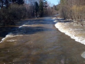 Из-за паводка закрыто движение в Катав-Ивановском районе и вход в нацпарк. Река Юрюзань вышла из берегов